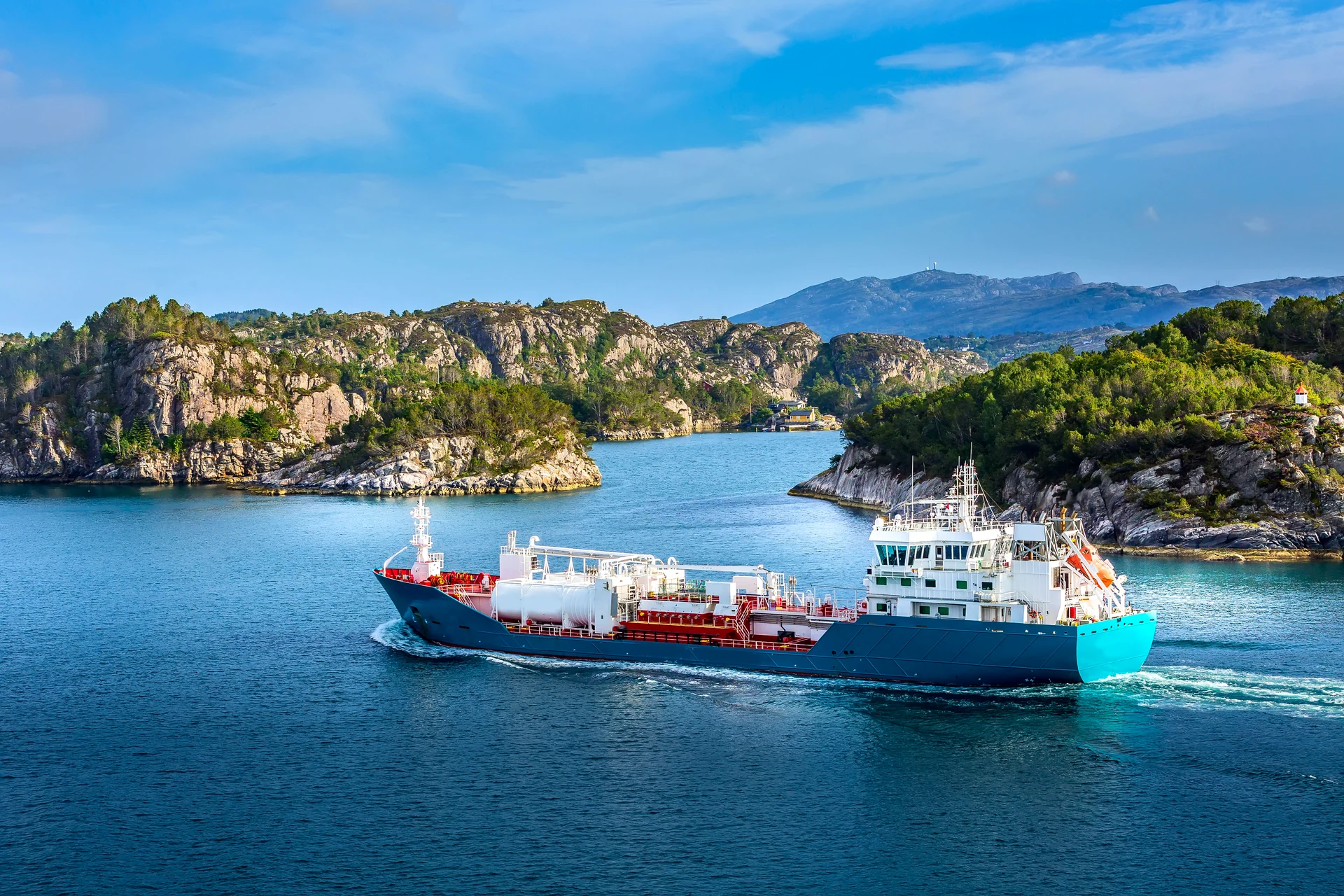 Fiyortta seyreden tanker